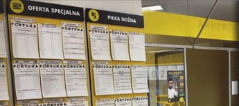Bukmacher Fortuna posiada w całej Polsce setki punktów stacjonarnych przyjmowania zakładów Wnętrze punktu stacjonarnego bukmachera Fortuna