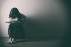 W fazie utraty nadziei hazardzista przestaje wierzyć, że wygra, a piętrzące się trudności mogą doprawadzić go nawet do podjęcia prób samobójczych uzależnienie od hazardu - faza utraty nadziei