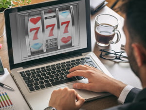 W Polsce tylko jedno kasyno online jest legalne i tylko ono ma prawo oferować automaty do gier przez Internet automaty do gier