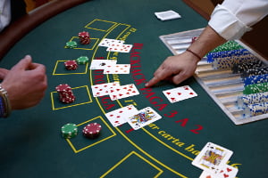 W grę blackjack można grać w koncesjonowanych kasynach naziemnych blackjack - kasyno naziemne