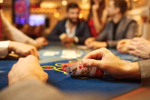 Gra w pokera w koncesjonowanym kasynie naziemnym może odbywać się nie tylko przeciwko kasynu, ale również w formie turnieju pokera poker w kasynie
