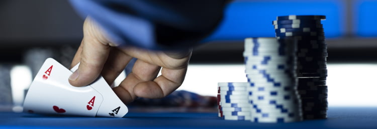 Poker to typowo kasynowa gra karciana, jednak pod pewnymi warunkami może być organizowana też w innych miejscach poker