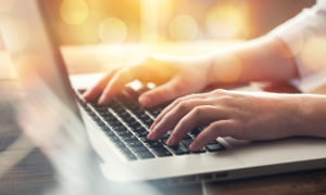 Internetowe zakłady bukmacherskie na wyścigi konne umożliwiają obstawianie gonitw znacznie większej liczbie graczy zakłady bukmacherskie online - wyścigi konne