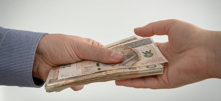 Zakład bez ryzyka to promocja bukmacherska, w której środki bonusowe (zwrot stawki) otrzymuje tylko gracz, który przegra Plik polskich banknotów 200 zł przekazywany z ręki do ręki.