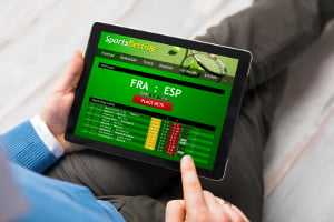 Gracz otrzymuje cashback na konto bonusowe, a więc musi obrócić bonusem, zanim go wypłaci zakład bez ryzyka - wymogi obrotu
