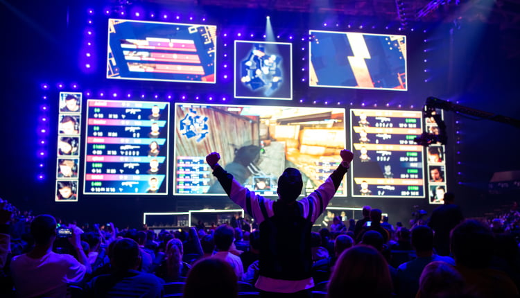 Turnieje e-sportowe przyciagają tłumy fanów e-sportu, a emocje kibiców sięgają zenitu esport