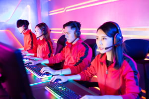 E-sport jak każdy sport to biznes, a profesjonalne drużyny e-sportowe wspierane są często przez ogromny kapitał profesjonalna drużyna e-sportowa