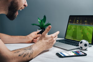 Bukmacherzy przygotowują szeroką ofertę zakładów na różne sporty, jednak najobszerniejsza dotyczy w Polsce piłki nożnej zakłady sportowe - piłka nożna