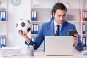 Pewniak oznacza zakład, który według gracza musi być wygrany - jednak w praktyce wcale nie musi tak być surebet a pewniak