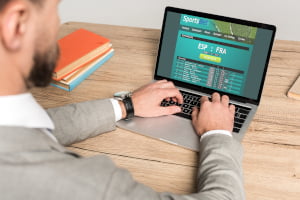 Gra na spadki kursów wymaga bacznej analizy oferty kursowej wielu bukmacherów Spadki kursów - analiza kursów