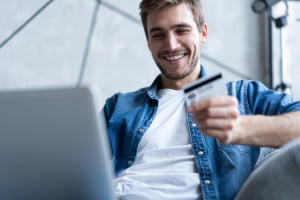 Zarówno karta debetowa, jak i karta kredytowa pozwalają na dokonanie depozytu u bukmachera  Wpłata kartą u bukmachera online