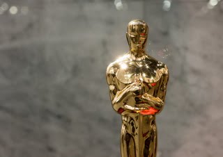 Otrzymanie Oscara to wielkie wyróżnienie dla artystów i twórców z branży kinematografii Oscar - statuetka