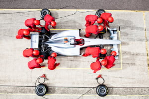 O wynikach wyścigu F1 decydują sekundy, dlatego np. prędkość zmiany opon ma kolosalne znaczenie Zakłady bukmacherskie na F1 a zespół