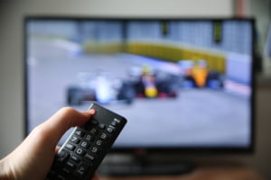 Transmisje z F1 dostępne są w telewizji i Internecie - liczymy jednak na to, że niedługo będą je pokazywać też najlepsi bukmacherzy w Polsce Formuła 1 - transmisje