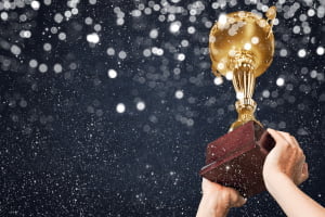 Zwycięzcy Ligi Mistrzów otrzymują puchar i ogromne premie pieniężne Loiga Mistrzów - zwycięzcy