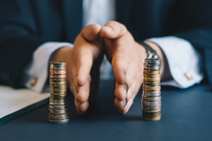 Kontrowanie zakładów bukmacherskich najczęściej ma dać taki sam zysk niezależnie od wyniku danego zdarzenia Kontrowanie zakładów bukmacherskich - równy zysk