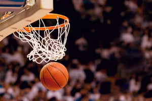 Zaletą koszykówki jest duża liczba punktów w każdym meczu Przewidywalność sportu - koszykówka