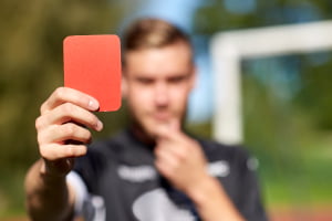 Zanim zaczniesz obstawiać czerwone kartki, upewnij się, jak je liczy dany bukmacher Zakłady bukmacherskie na czerwone kartki