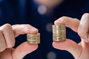Wygrana może wydać się graczowi mała, jeśli wcześniej uzyskiwał wyższe kwoty Błędy poznawcze - efekt kontrastu