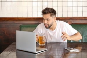 Obstawianie pod wpływem alkoholu jest wyjątkowo ryzykowne Kiedy nie obstawiać zakładów bukmacherskich - alkohol
