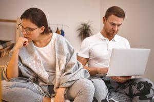 Obstawianie zakładów, które jest formą ucieczki od problemów, tylko je pogłębia Kiedy nie obstawiać zakładów bukmacherskich - problemy rodzinne