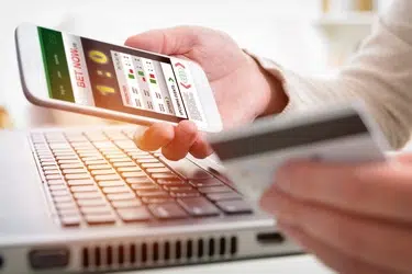 W internetowych firmach bukmacherskich można obstawiać zarówno na komputerze jak i smartfonie czy tablecie