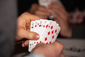 W pokerze dobieranym każdy gracz otrzymuje 5 kart własnych Poker - zasady 5 kart