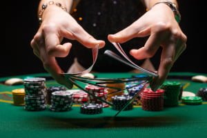 Dealer to uprzywilejowana pozycja w pokerze Poker - zasady gry a dealer