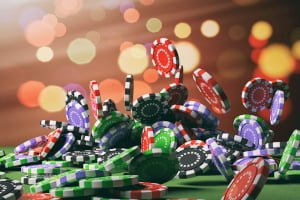 W 7 Card Stud wszyscy gracze składają się na tzw. ante Poker 7 Card Stud - zasady