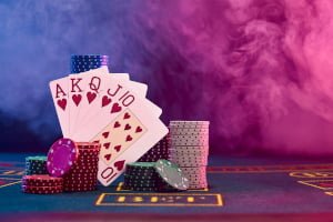 W Texas Holdem, jeśli gracz posiada tzw. royal flush, ma zagwarantowaną wygraną Poker - zasady dotyczące wygranej