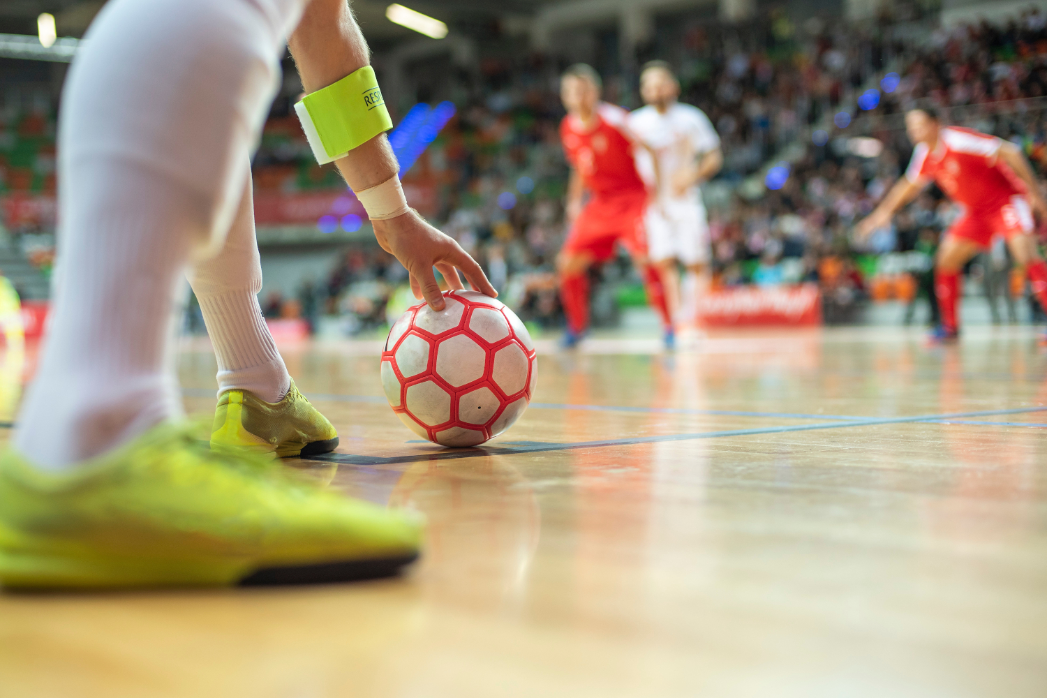 Mecz futsalu - zawodnik ustawia piłkę na boisku